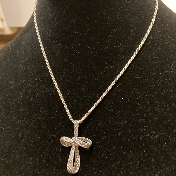 Sterling Silver and marcasite cross necklace - Picture 4 of 4